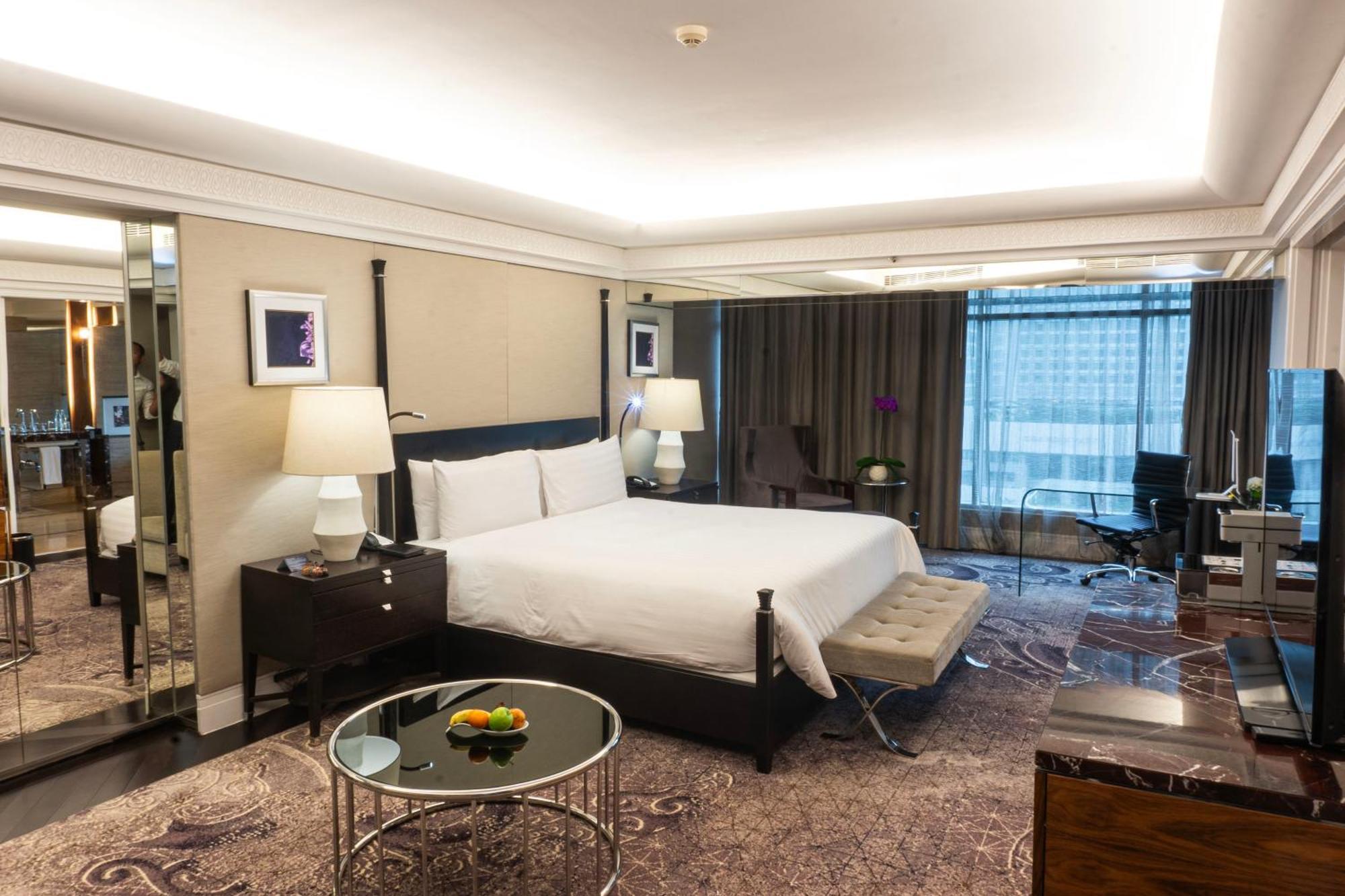 Hotel Indonesia Kempinski Jakarta Exterior photo A suite at the hotel