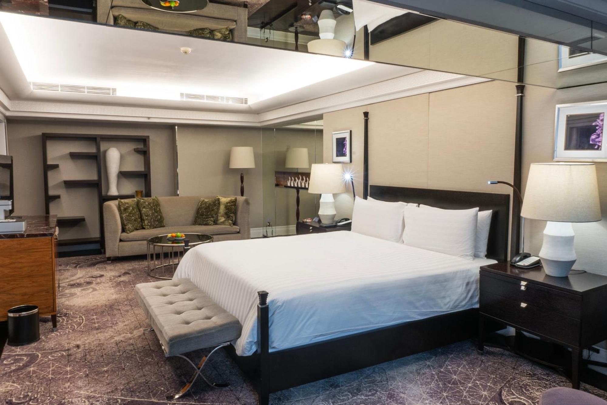Hotel Indonesia Kempinski Jakarta Exterior photo A suite at the hotel