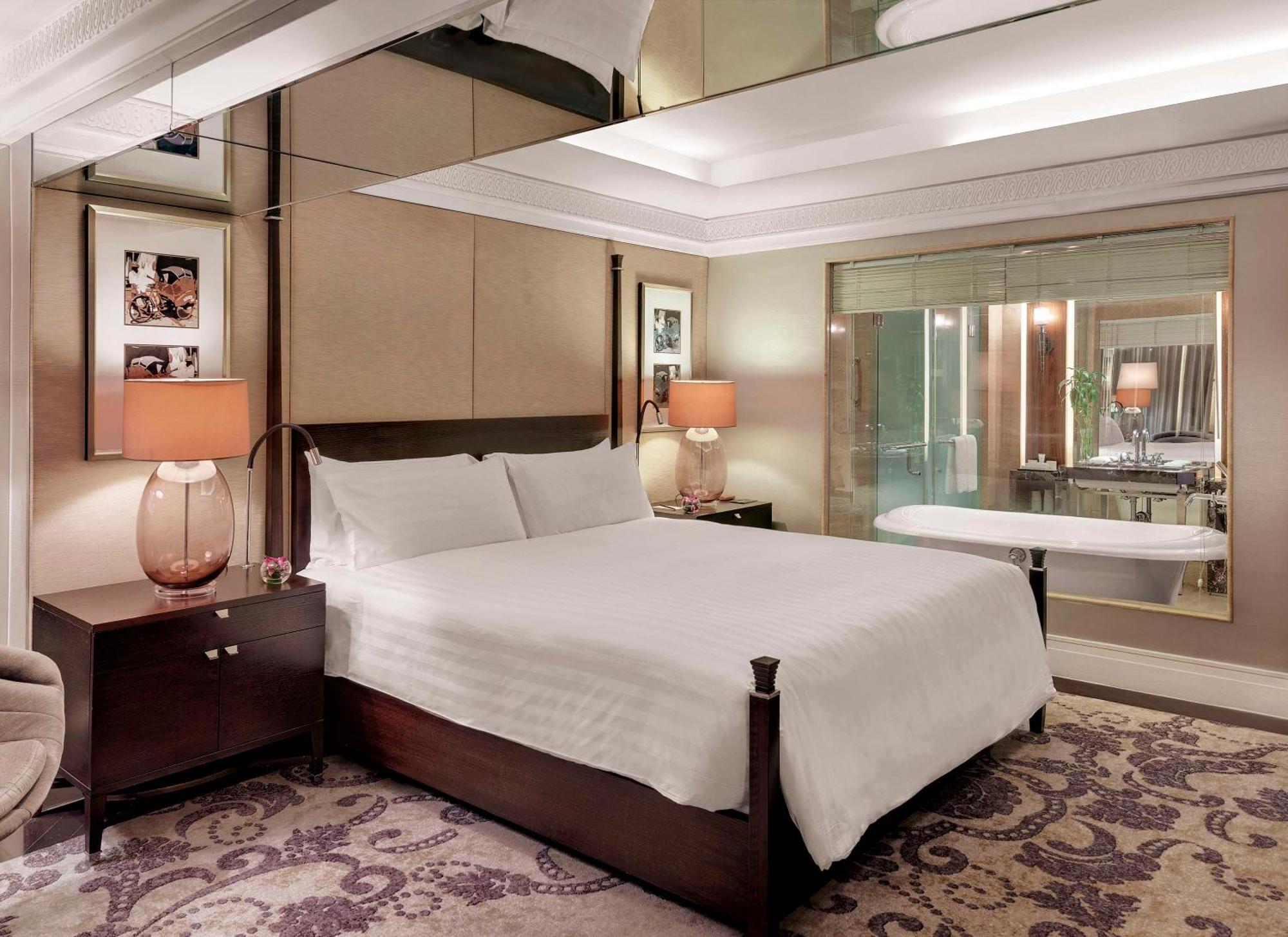 Hotel Indonesia Kempinski Jakarta Exterior photo A bedroom at The Ritz-Carlton, Singapore
